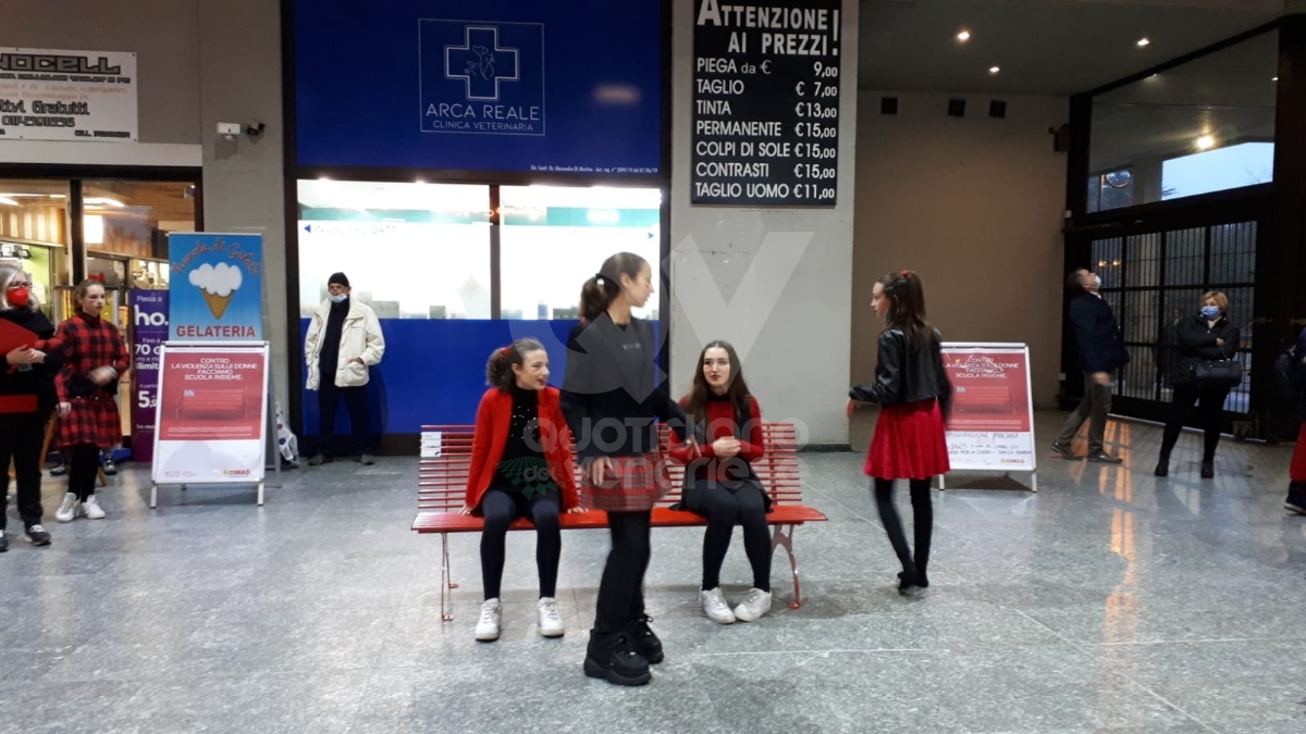 VENARIA - Panchine rosse, flash-mob, municipio «in rosso», dibattiti: le iniziative per dire «no» alla violenza contro le donne - FOTO