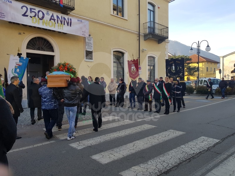 CAFASSE - Oltre 500 persone per l'ultimo saluto all'ex sindaco Giorgio Prelini.