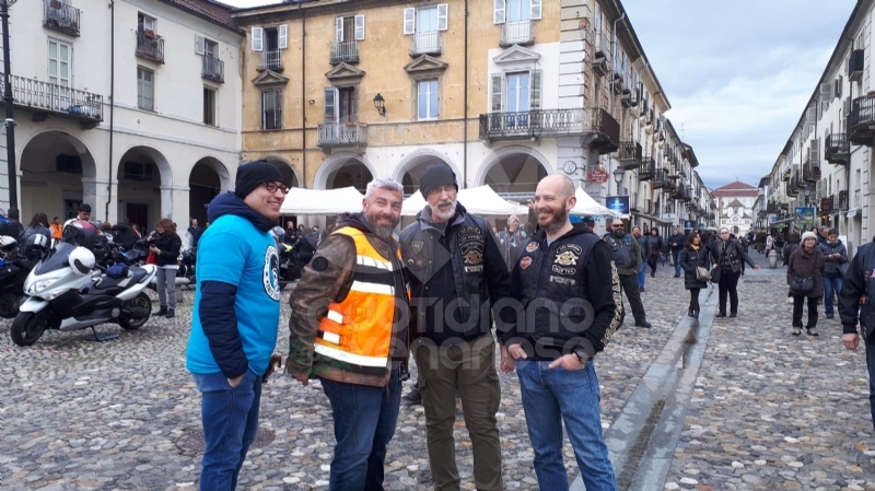 VENARIA - «Un motogiro per unire»: piazza Annunziata tinta di blu ha accolto centinaia di Harley