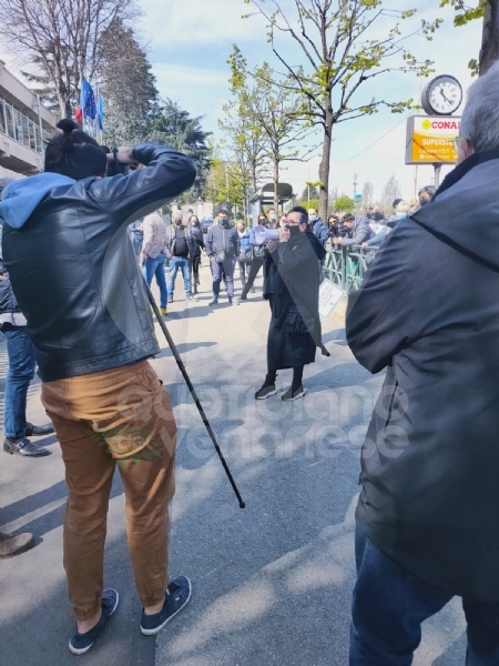 RIVOLI - Il commercio scende in piazza: «Siamo preoccupati per il nostro futuro» - FOTO