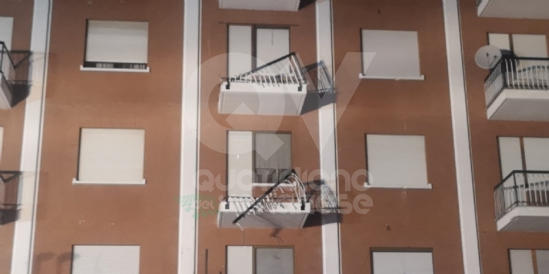 BORGARO - CROLLA IL PONTEGGIO DI UN PALAZZO: ATTIMI DI TERRORE IN VIA INGHILTERRA - FOTO