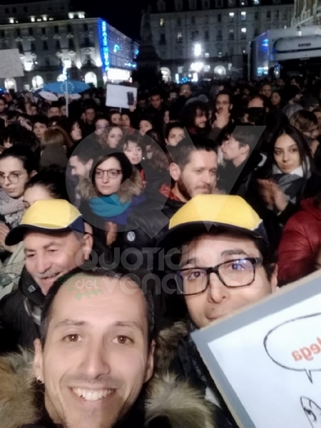VENARIA - Tante «sardine» venariesi alla manifestazione di questa sera in piazza Castello