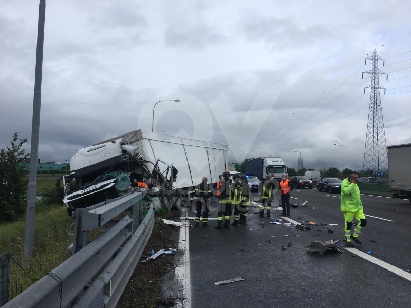 RIVOLI-COLLEGNO - Doppio incidente in tangenziale: auto contro guardrail e tir su una scarpata