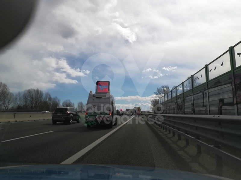 RIVOLI - Scontro fra due tir e un'auto in tangenziale: una persona finisce in ospedale