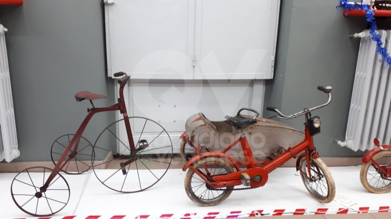 VENARIA - Biciclette, tricicli vintage e gli antichi mestieri: la nuova mostra di Antonio Iorio