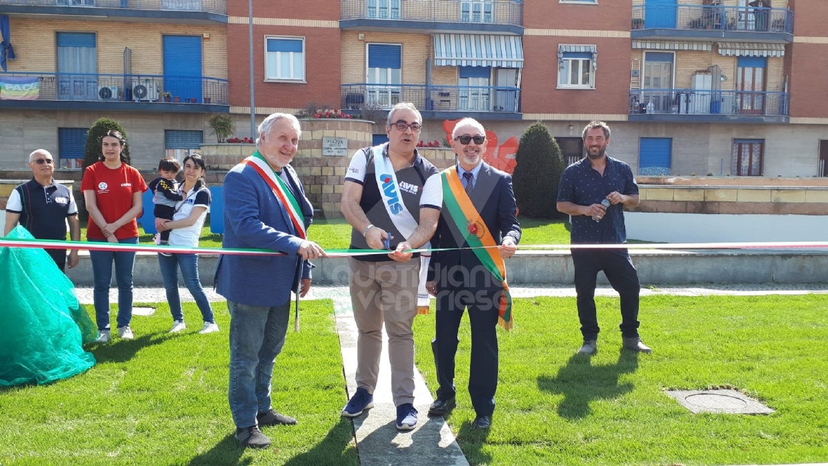 VENARIA - L'Avis dona alla Città un'area giochi in piazza Pettiti - FOTO