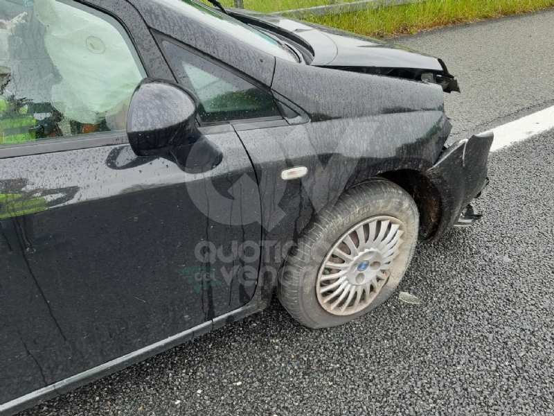 CAOS IN TANGENZIALE - Raffica di incidenti: due auto ribaltate e tre feriti