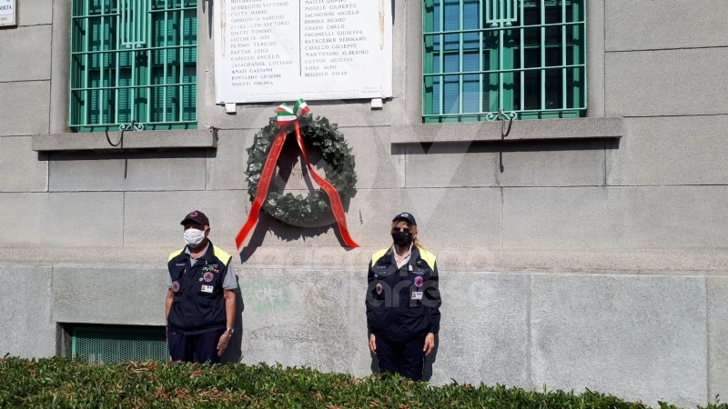 VENARIA - Festeggiato il 2 giugno in città: una copia della Costituzione ai neo maggiorenni - FOTO