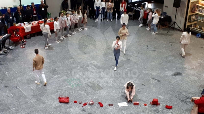 VENARIA - La pioggia non ha fermato le iniziative per la Giornata contro la violenza sulle donne