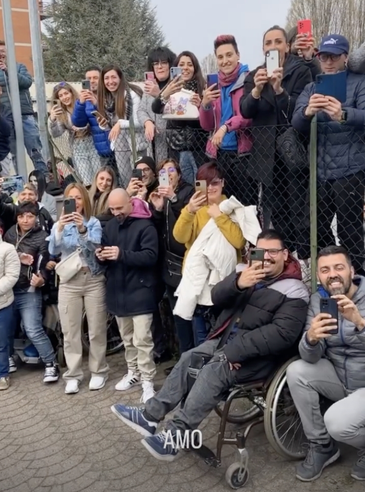 ALPIGNANO - Via Philips invasa di fans per l'arrivo a «Radio Manila» di Laura Pausini - FOTO