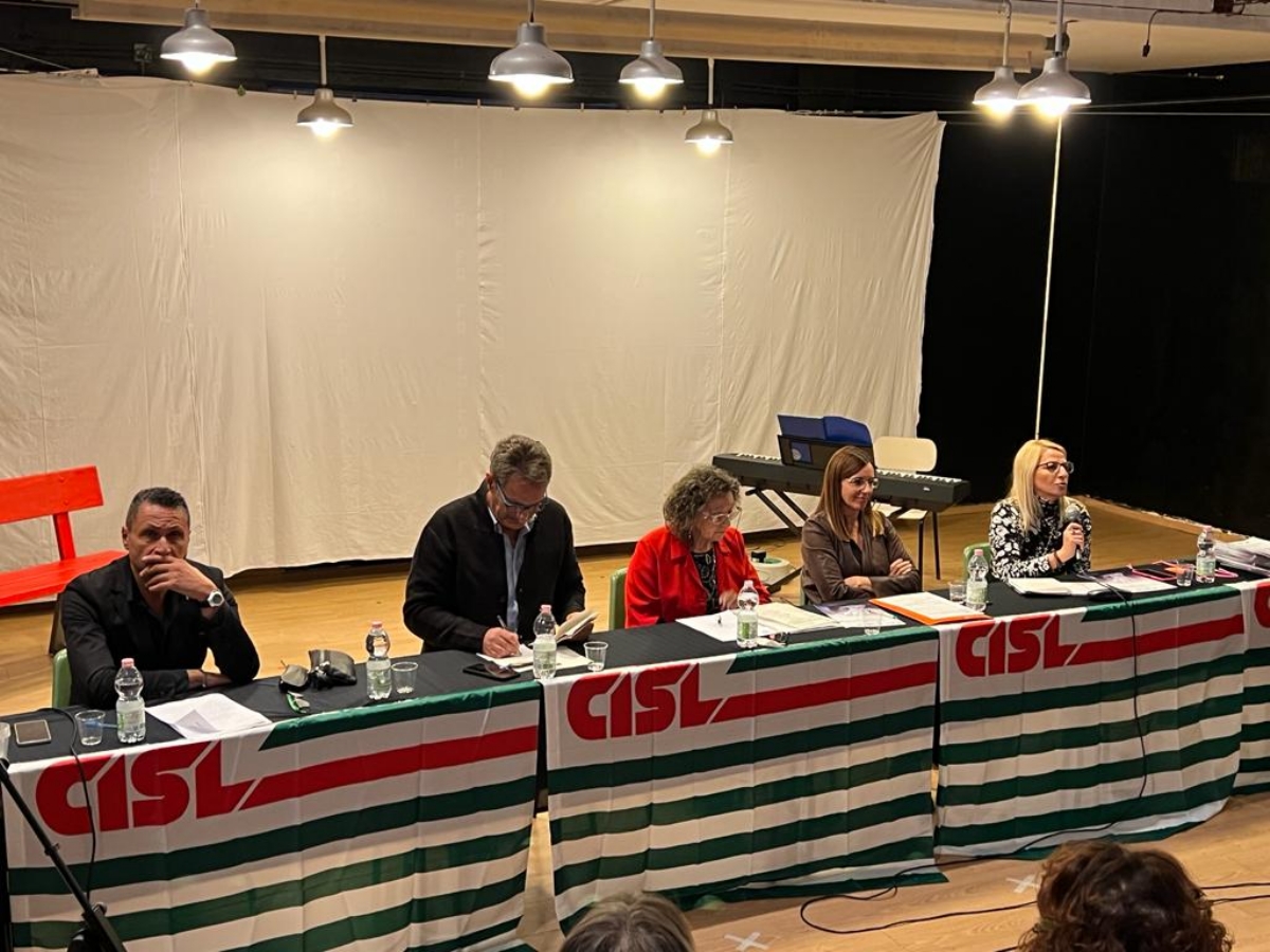 RIVOLI - Taglio del nastro della «panchina rossa» alla Cisl di Cascine Vica - FOTO