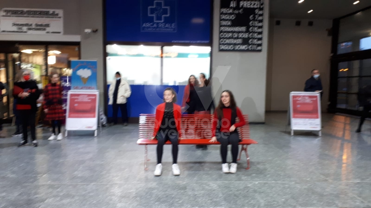 VENARIA - Panchine rosse, flash-mob, municipio «in rosso», dibattiti: le iniziative per dire «no» alla violenza contro le donne - FOTO
