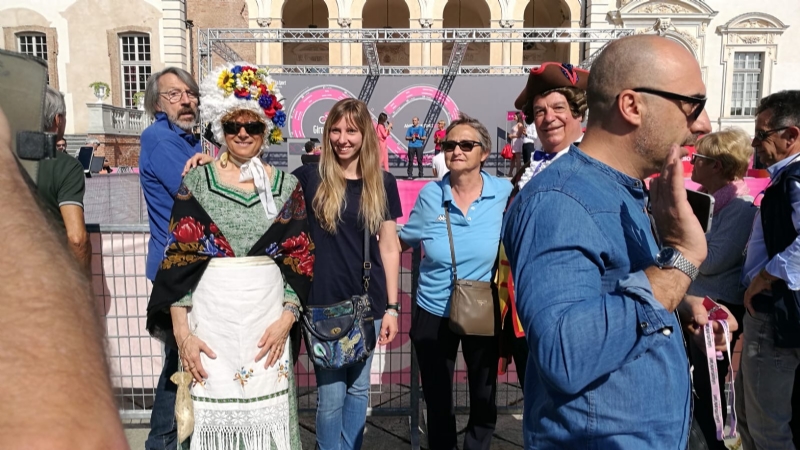 GIRO D'ITALIA A VENARIA - Grande folla per la carovana del Giro - FOTO