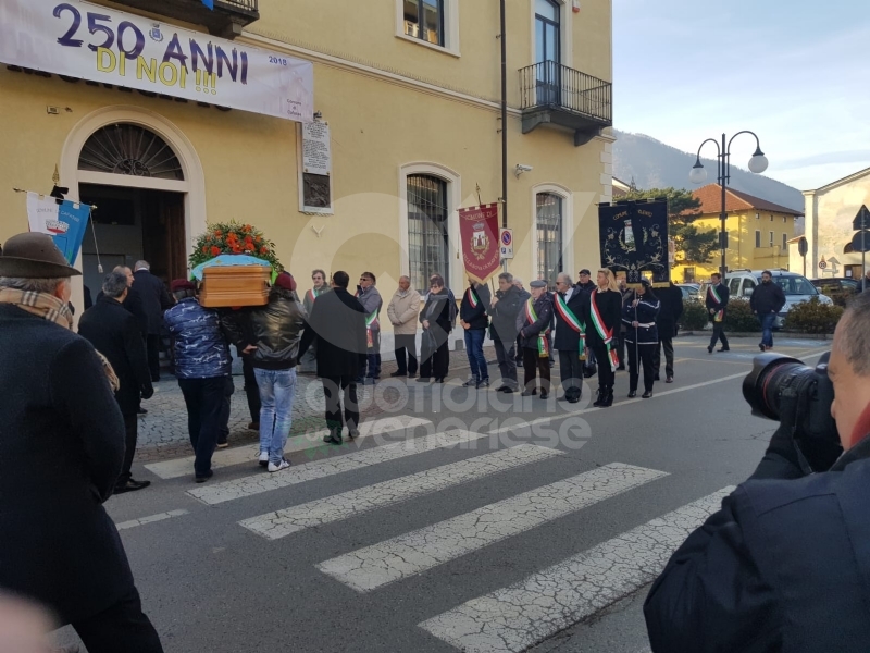 CAFASSE - Oltre 500 persone per l'ultimo saluto all'ex sindaco Giorgio Prelini.