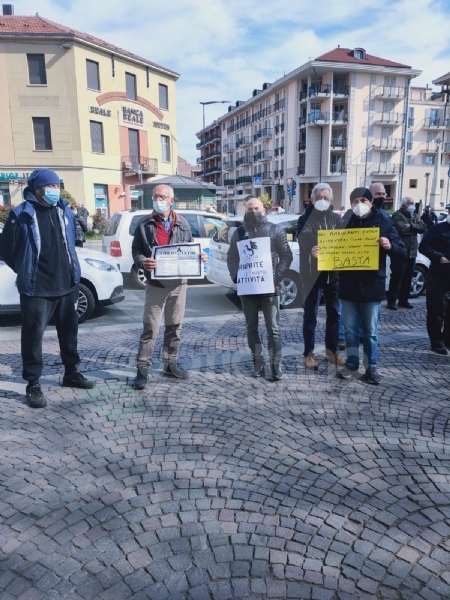 RIVOLI - Il commercio scende in piazza: «Siamo preoccupati per il nostro futuro» - FOTO