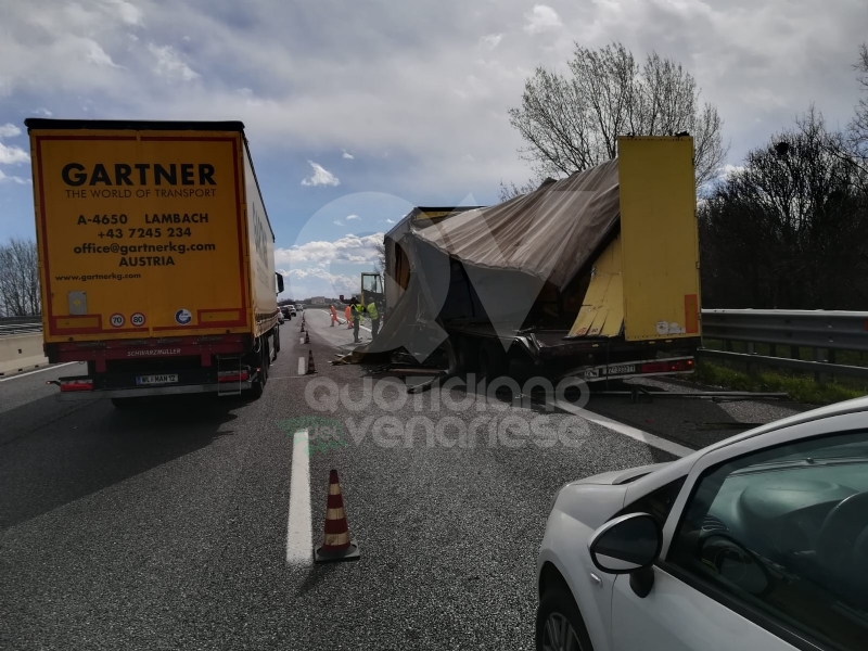 RIVOLI - Scontro fra due tir e un'auto in tangenziale: una persona finisce in ospedale