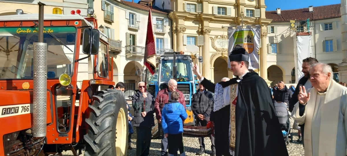 VENARIA - La grande festa per Sant'Antonio Abate: in tanti per il corteo dei trattori - FOTO E VIDEO