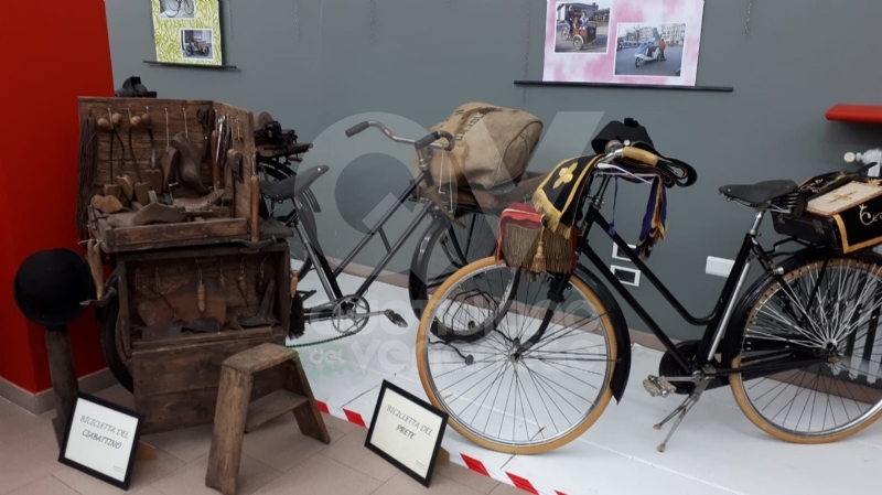 VENARIA - Biciclette, tricicli vintage e gli antichi mestieri: la nuova mostra di Antonio Iorio