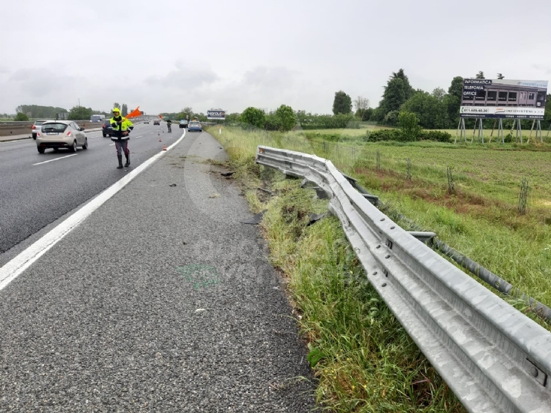 CAOS IN TANGENZIALE - Raffica di incidenti: due auto ribaltate e tre feriti