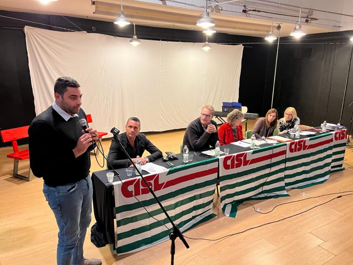 RIVOLI - Taglio del nastro della «panchina rossa» alla Cisl di Cascine Vica - FOTO