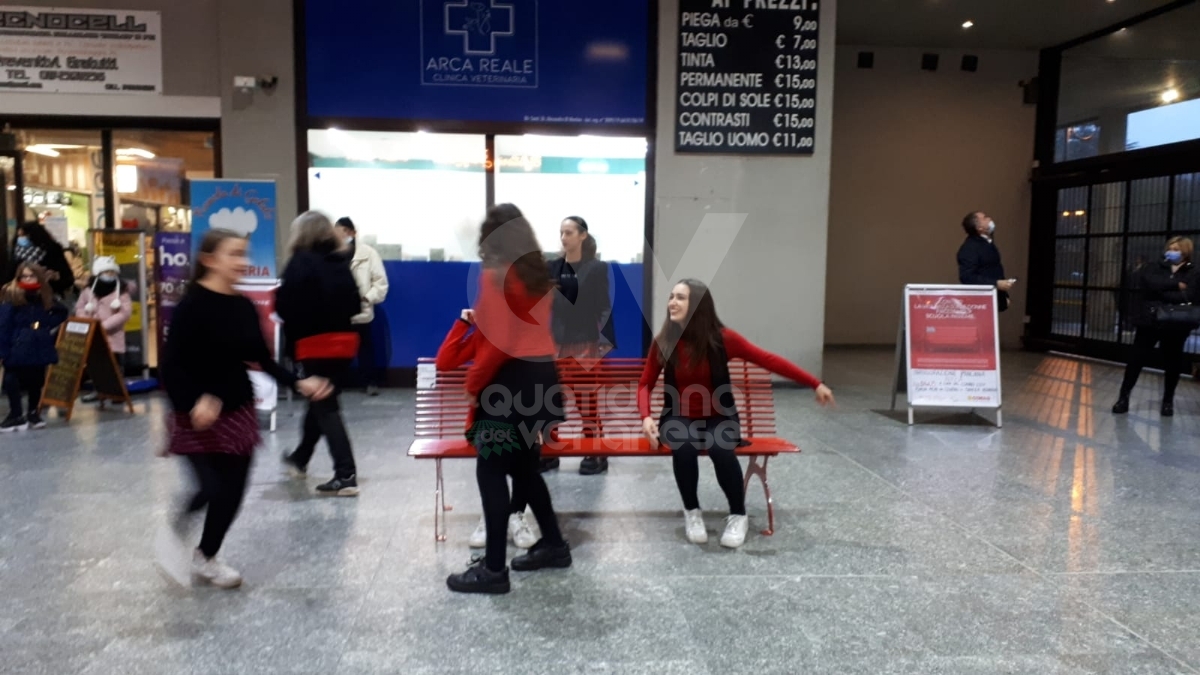 VENARIA - Panchine rosse, flash-mob, municipio «in rosso», dibattiti: le iniziative per dire «no» alla violenza contro le donne - FOTO