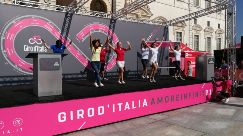 GIRO D'ITALIA A VENARIA - Grande folla per la carovana del Giro - FOTO