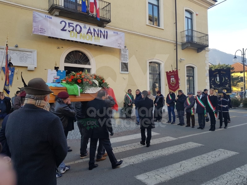 CAFASSE - Oltre 500 persone per l'ultimo saluto all'ex sindaco Giorgio Prelini.