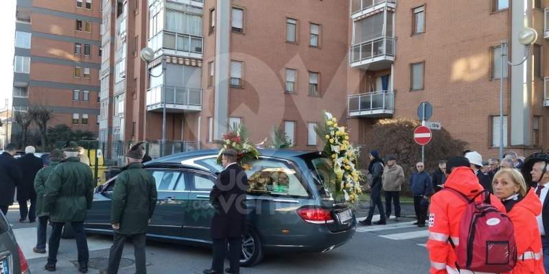 BORGARO - Più di mille persone per l'estremo saluto all'ex sindaco Vincenzo Barrea - FOTO