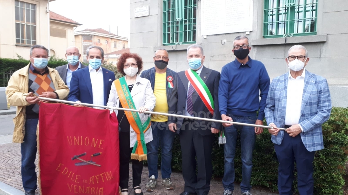 VENARIA - Con il municipio illuminato dal tricolore, la Città ha celebrato la Festa della Repubblica - FOTO