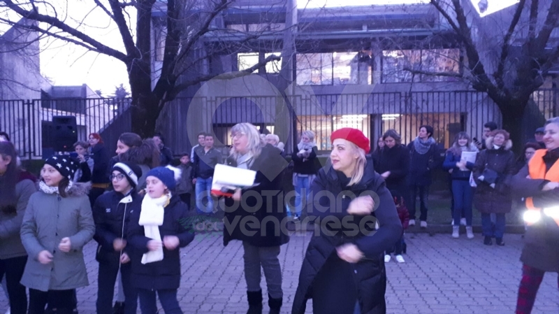VENARIA - Alla Romero ecco l'albero creativo: realizzato con le bottiglie di plastica vuote