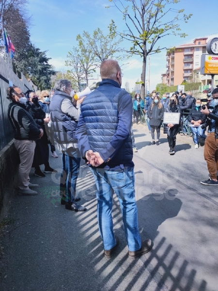 RIVOLI - Il commercio scende in piazza: «Siamo preoccupati per il nostro futuro» - FOTO