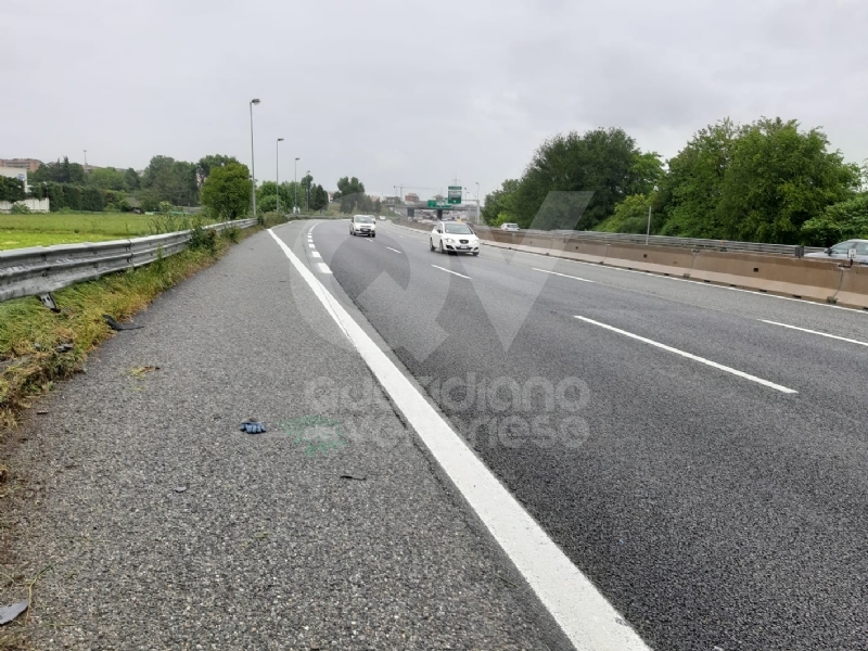 CAOS IN TANGENZIALE - Raffica di incidenti: due auto ribaltate e tre feriti
