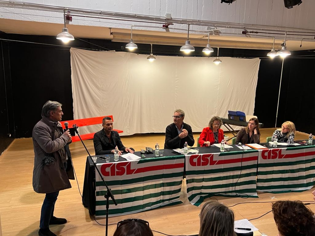 RIVOLI - Taglio del nastro della «panchina rossa» alla Cisl di Cascine Vica - FOTO