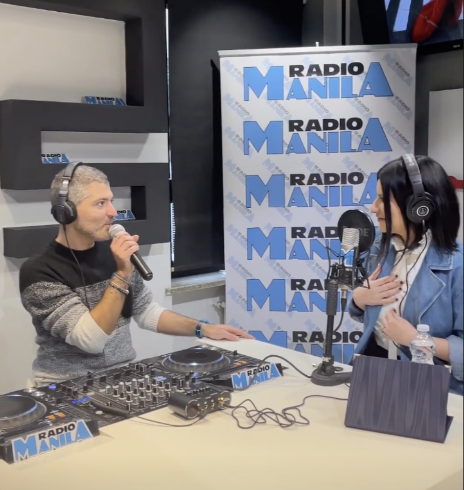 ALPIGNANO - Via Philips invasa di fans per l'arrivo a «Radio Manila» di Laura Pausini - FOTO