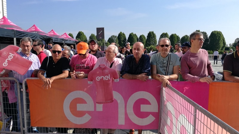 GIRO D'ITALIA A VENARIA - Grande folla per la carovana del Giro - FOTO