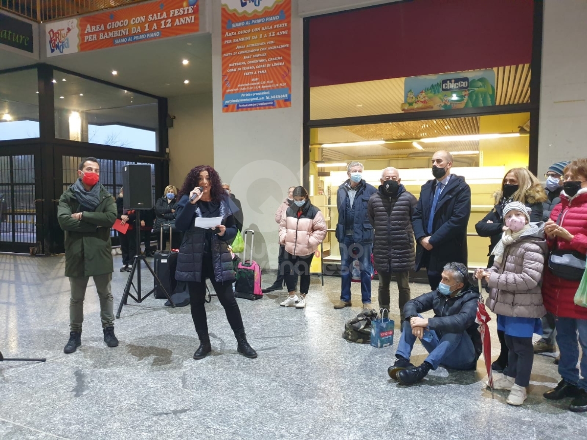 VENARIA - Panchine rosse, flash-mob, municipio «in rosso», dibattiti: le iniziative per dire «no» alla violenza contro le donne - FOTO