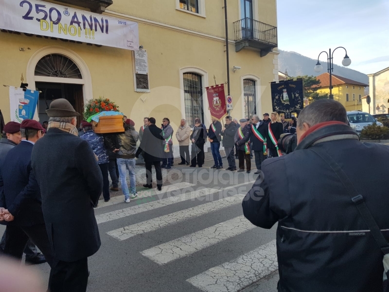 CAFASSE - Oltre 500 persone per l'ultimo saluto all'ex sindaco Giorgio Prelini.