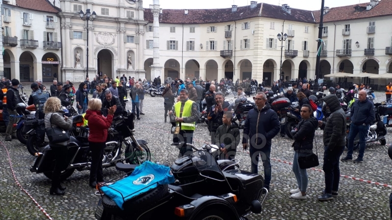 VENARIA - «Un motogiro per unire»: piazza Annunziata tinta di blu ha accolto centinaia di Harley
