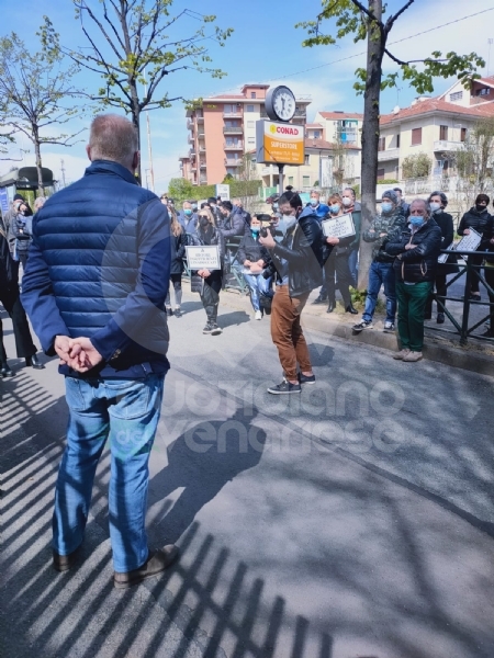 RIVOLI - Il commercio scende in piazza: «Siamo preoccupati per il nostro futuro» - FOTO