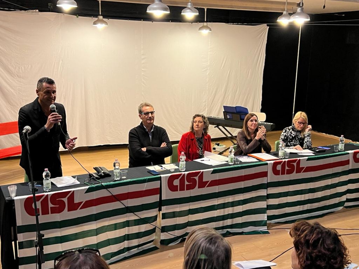 RIVOLI - Taglio del nastro della «panchina rossa» alla Cisl di Cascine Vica - FOTO