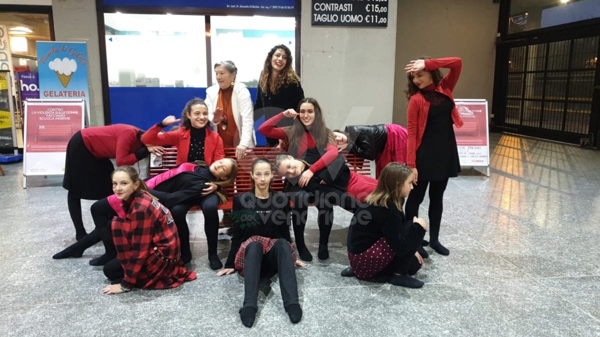 VENARIA - Panchine rosse, flash-mob, municipio «in rosso», dibattiti: le iniziative per dire «no» alla violenza contro le donne - FOTO