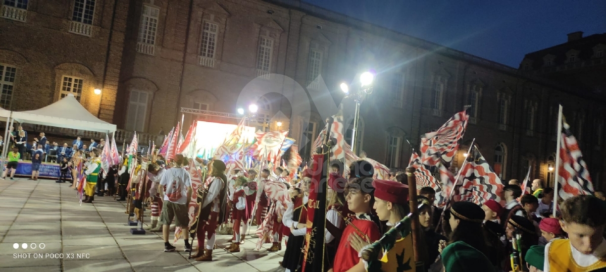 VENARIA - In centro la grande sfilata per i «Giochi Giovanili della Bandiera» - FOTO