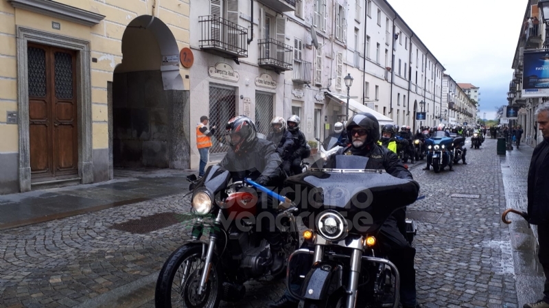 VENARIA - «Un motogiro per unire»: piazza Annunziata tinta di blu ha accolto centinaia di Harley