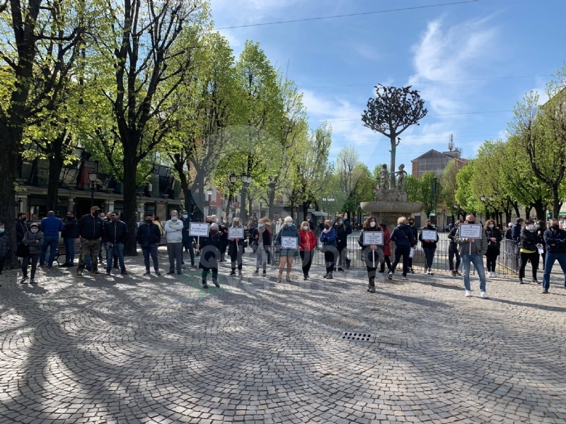 RIVOLI - Il commercio scende in piazza: «Siamo preoccupati per il nostro futuro» - FOTO