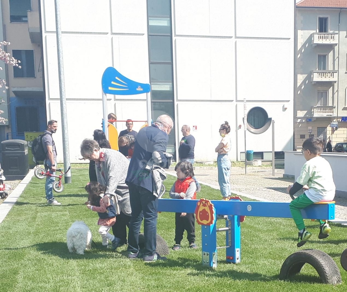 VENARIA - L'Avis dona alla Città un'area giochi in piazza Pettiti - FOTO