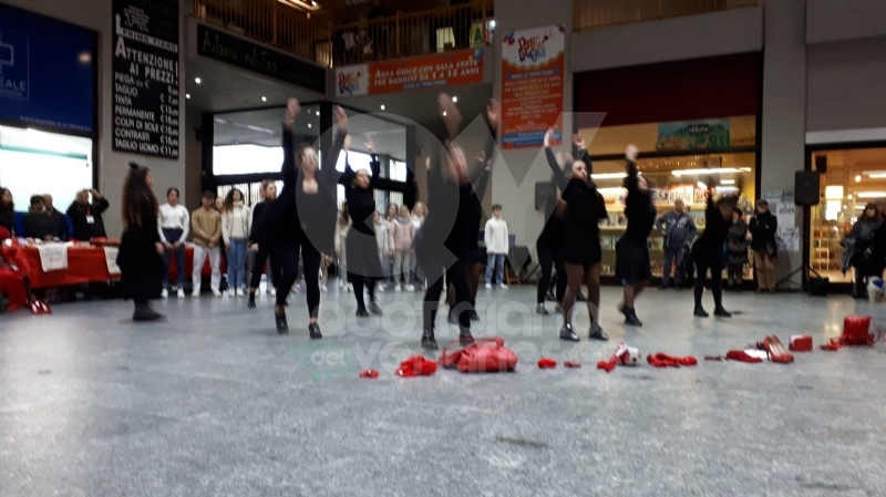 VENARIA - La pioggia non ha fermato le iniziative per la Giornata contro la violenza sulle donne