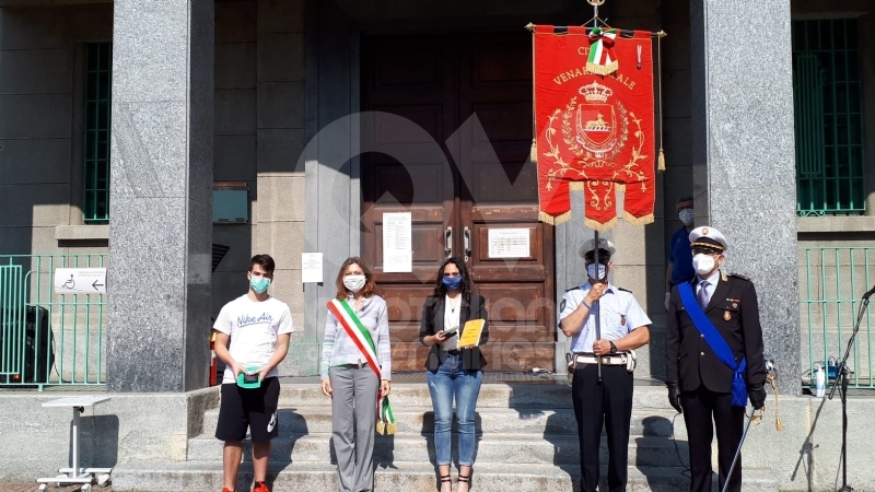 VENARIA - Festeggiato il 2 giugno in città: una copia della Costituzione ai neo maggiorenni - FOTO