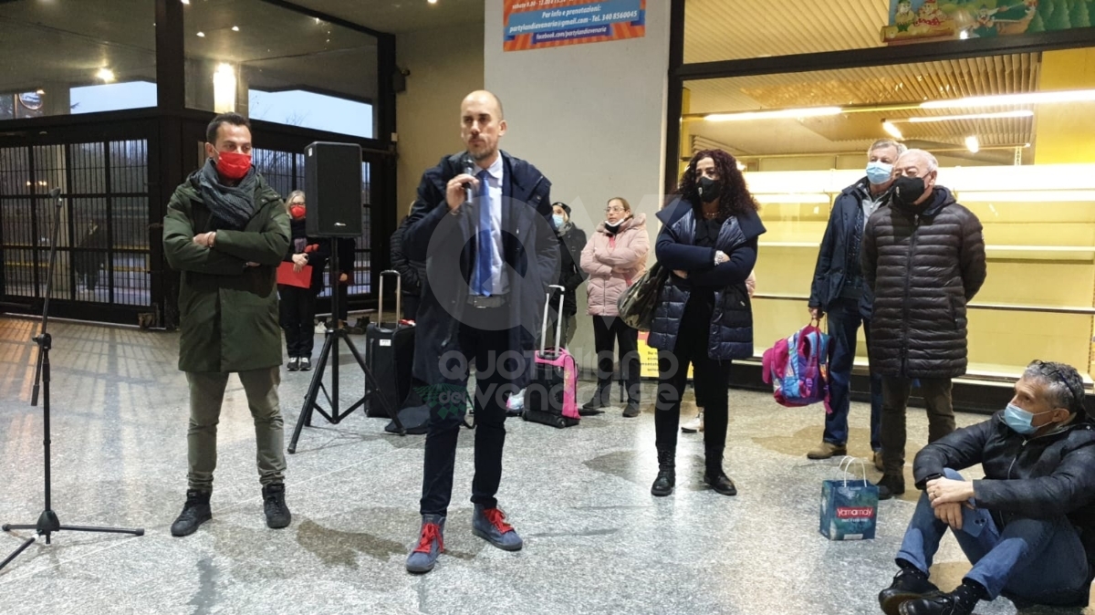 VENARIA - Panchine rosse, flash-mob, municipio «in rosso», dibattiti: le iniziative per dire «no» alla violenza contro le donne - FOTO