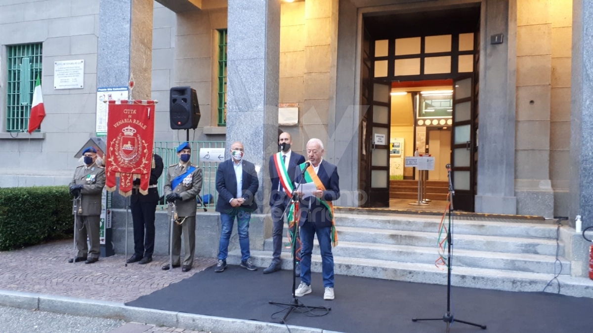 VENARIA - Con il municipio illuminato dal tricolore, la Città ha celebrato la Festa della Repubblica - FOTO