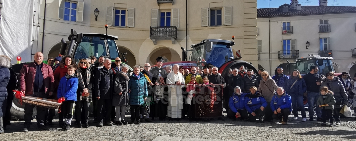 VENARIA - La grande festa per Sant'Antonio Abate: in tanti per il corteo dei trattori - FOTO E VIDEO